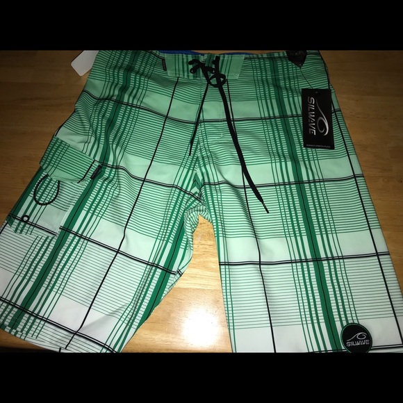 Silwave Green Plaid Board Shorts Size 29x21 - Picture 1 of 6